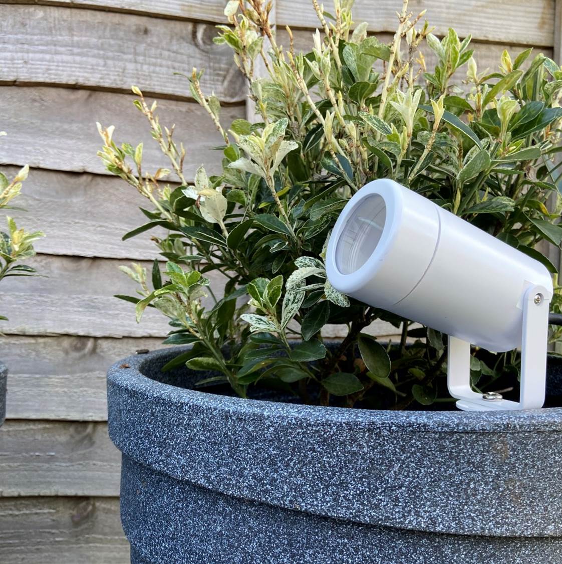 2 REEL TECH White Garden Spot